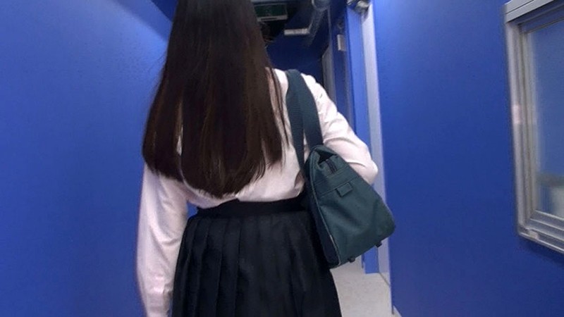 ＜チラリ＞ やっぱり！階段女子校生 太ももが目の前にあればその奥の奥ま...