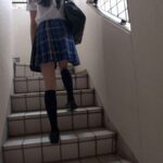 ＜チラリ＞ 階段女子校生 スリムな脚の女子校生のパンチラじゃないとダメなんだ！編 『FANZA』