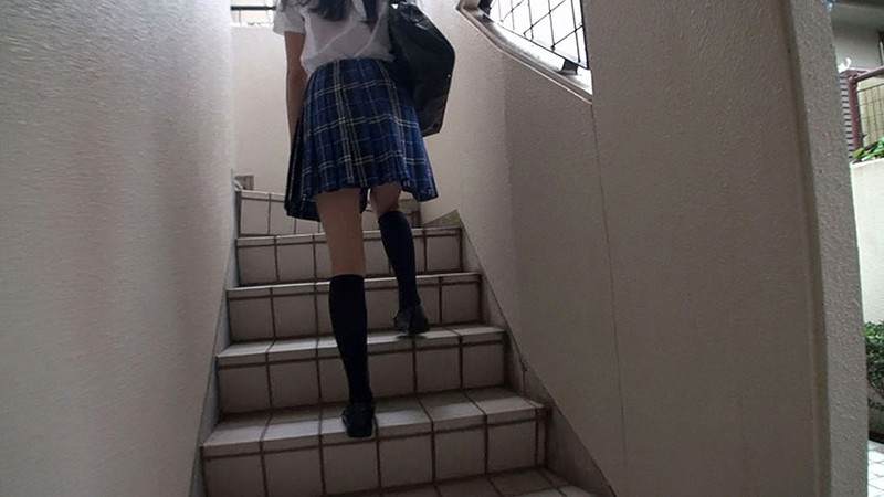 ＜チラリ＞ 階段女子校生 スリムな脚の女子校生のパンチラじゃないとダメ...