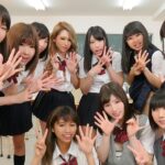 ＜チラリ＞ 【VR】長尺VR 男子がとても少ない僕の学校では女子の力が圧倒的。真面目な僕をパンチラ・胸チラで挑発し遊ぶ女子たちに思わず勃起！意外に大きい僕のチ●ポを見た女子たちは興味津々で… 『FANZA』