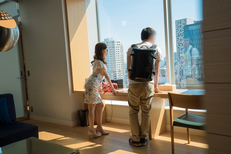 ＜チラリ＞ 「母親を興奮させてどうするの？」息子の勃起に欲情した母親が...