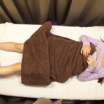 ＜チラリ＞ 痴●マッサージ2 整体治療院盗撮 意識朦朧の女子が睡眠姦されハメ悶える 『FANZA』