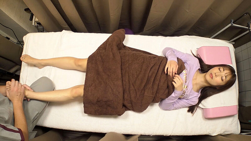 ＜チラリ＞ 痴●マッサージ2 整体治療院盗撮 意識朦朧の女子が睡眠姦さ...