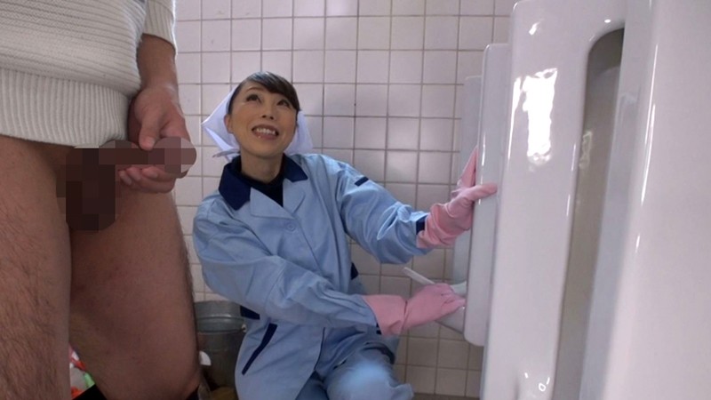 ＜チラリ＞ トイレ清掃のおばさんが久々に見る若い男の生チ●ポに発情して...