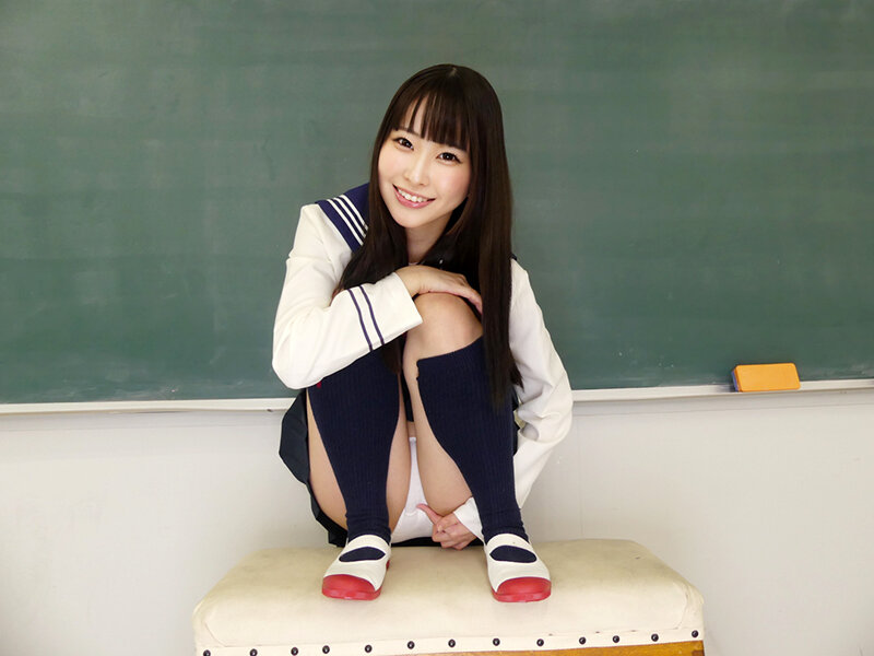 ＜チラリ＞ もっこり白綿パンに濡れ染みを作りながら誘惑するぷくまん美少...