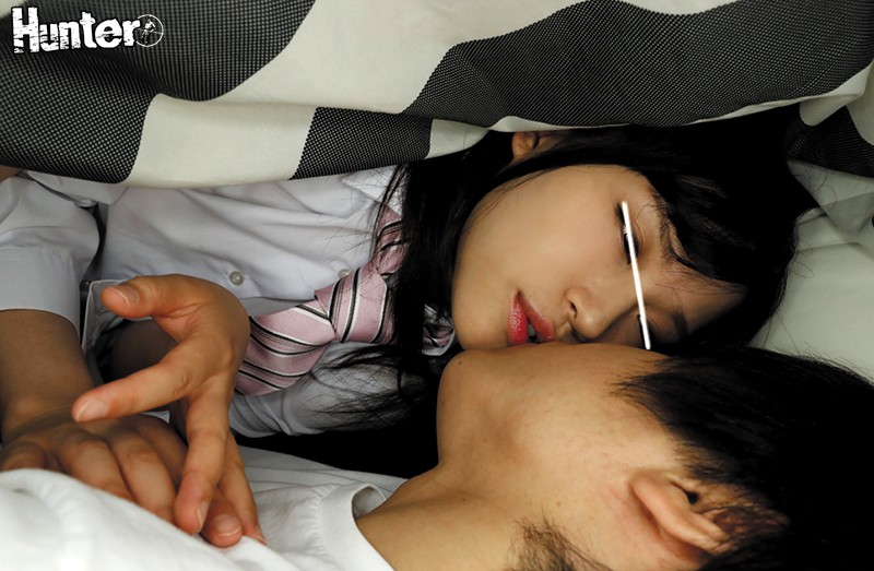 ＜チラリ＞ 『ねぇ唇と唇が触れなかった？』『えっ本当に！？』超密着！布...