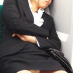 ＜チラリ＞ 関東某私鉄沿線 リクルートスーツOL電車内居眠り パンチラ＆胸チラ盗撮 『FANZA』