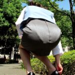 ＜チラリ＞ こ～っそり超接写！素人OLのパンティーラインくっきりのお尻＆パンチラを激写したエロ動画2 『FANZA』