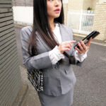 ＜チラリ＞ 街行く美人OLのむっちむちお尻パンティライン＆パンチラ盗撮動画 『FANZA』