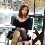 ＜チラリ＞ 偶然パンツが見えている女の子の事が気になってスカートの中を覗いていたら目が合ってしまい… 『FANZA』