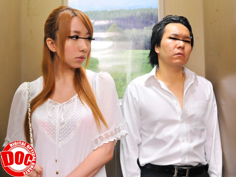 ＜チラリ＞ 同じマンションに住む綺麗な女の子を、つい気になって目を離さ...