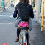 ＜チラリ＞ クラスの女子が、スカートがめくれ上がったまま気づかないでいるのを偶然見つけてしまった僕。ウブそうで可愛いあの子がまさかこんなド派手な下着を着けているなんて…。 そのギャップに興奮した僕は教えてあげなきゃ！と思いつつもパンツに釘付けになってしまい… 『FANZA』