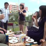 ＜チラリ＞ 週末にバーベキューを楽しむ近所の仲良し夫婦3組。昼から飲み過ぎ、はしゃぐ奥様たち。それを見るお互いの旦那たちのエロい目線。自分の嫁より、他人の奥さんが気になってしょうがないっ！！酔っぱらった勢いでこっそり誘ってみたら意外にOK？！うっかり中出し。 6 『FANZA』