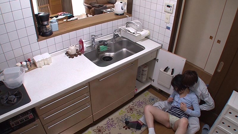 ＜チラリ＞ 「夫に気づかれないよう隠れた押し入れでヤられた若妻は声を潜...