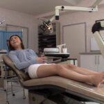 ＜チラリ＞ 歯の治療中に居眠りするソソるお姉さんの美しい寝顔と唇に思わず勃起！！ごまかそうとしたら、からかいながら勃起チ○ポを触りだし、抜いてくれた！！ 『FANZA』