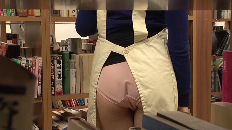 ＜チラリ＞ 図書館で働く真面目な女性…と思ったらエプロンの隙間から見え...