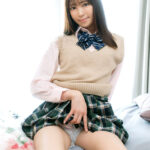 ＜チラリ＞ 「私のパンツ見てたよね？」わざとパンツが見えるような恰好でパンチラトラップを仕掛けて見知らぬオジサンを手玉に取る小悪魔女子校生！加賀美さら 『FANZA』