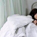 ＜チラリ＞ お見舞いに来てるミニスカ娘の無防備なパンチラ！彼氏が寝てる横で他の患者とヤッちゃった/篠田ゆう 『FANZA』