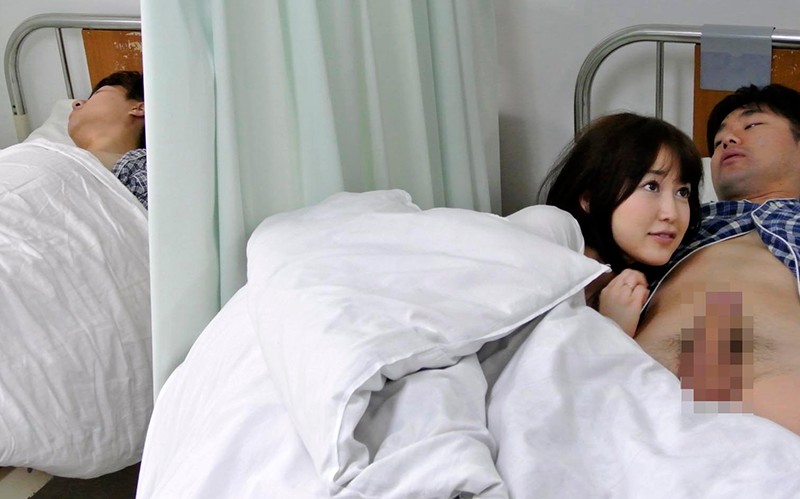 ＜チラリ＞ お見舞いに来てるミニスカ娘の無防備なパンチラ！彼氏が寝てる...