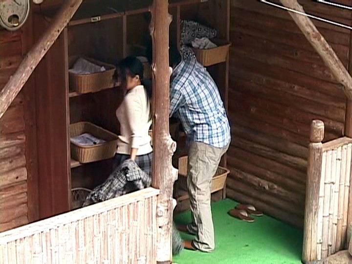 ＜チラリ＞ 混浴露天風呂で美人妻と夫の目の前で仲良くなって、セックスで...