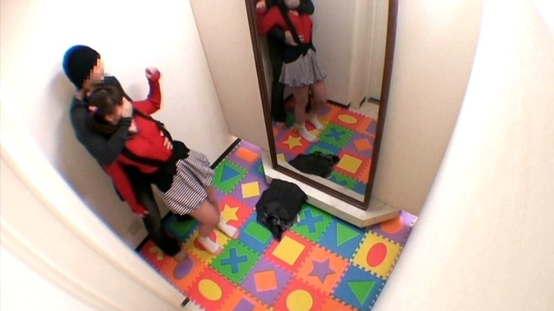 ＜チラリ＞ 子供服ショップ店員の少女わいせつ盗撮映像 『FANZA』