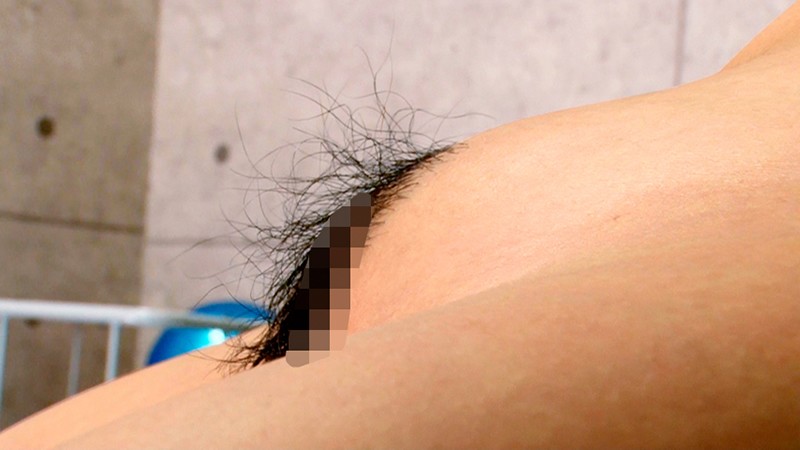 ＜チラリ＞ マン土手を高く突き上げおま○こ挑発！お尻をエロく突き出しア...