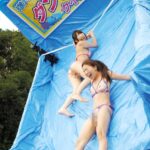 ＜チラリ＞ ポロリ確定！マンチラ必至！すべり落ちたら即アウト！溶ける水着でぬるぬるっ！ローションダンプカークイズ！ 『FANZA』