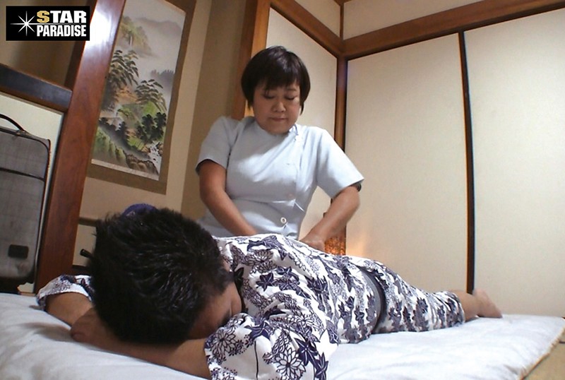 ＜チラリ＞ 意外とヤレる 地方で呼んだマッサージ師のオバサン 揉んで口...