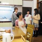 ＜チラリ＞ 『女子校生たちに我が家が乗っ取られた！！』転勤族の私のせいで学校になじめなかった娘が、新たな引っ越し先で友達を連れて来た！が！いつしか我が家は溜まり場になり、帰る様子もなく好き勝手し始める娘の友達！ここで父の威厳を見せる時なのですが… 『FANZA』