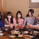 ＜チラリ＞ 久し振りに実家に戻ってきた都会暮らしのスレンダー叔母たちがスケベすぎてヤバい！モデルのような長い手足やキュッとくびれたウエスト。そして美し過ぎるお尻のラインを見て勃起するボクを子供扱いするのかと思いきや元気すぎる下半身に興味津々の叔母たち！ 『FANZA』