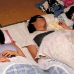 ＜チラリ＞ 数年ぶりに見た妹2人の体はちょっとだけ大人！？妹2人と川の字近親相姦！田舎に住んでいた妹2人が都会で一人暮らしをしているボクのワンルームに泊まりに来た！数年見ないうちに成長した2人の体が気になってしまう自分が嫌なのですが… 『FANZA』