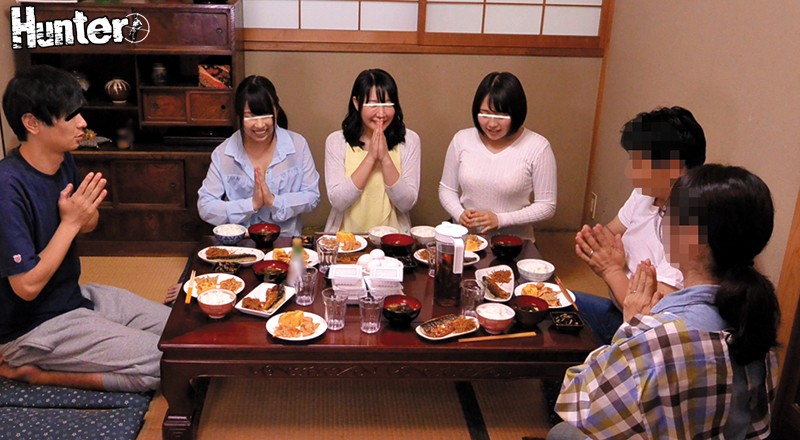 ＜チラリ＞ 田舎に住むボクの実家が民泊に！？都会から巨乳女子大生たちが...