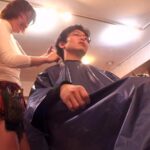 ＜チラリ＞ 乳首が見え隠れしているセクシーな美容師はヤラせてくれるのか？（3） 『FANZA』