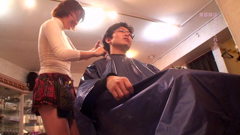 ＜チラリ＞ 乳首が見え隠れしているセクシーな美容師はヤラせてくれるのか...