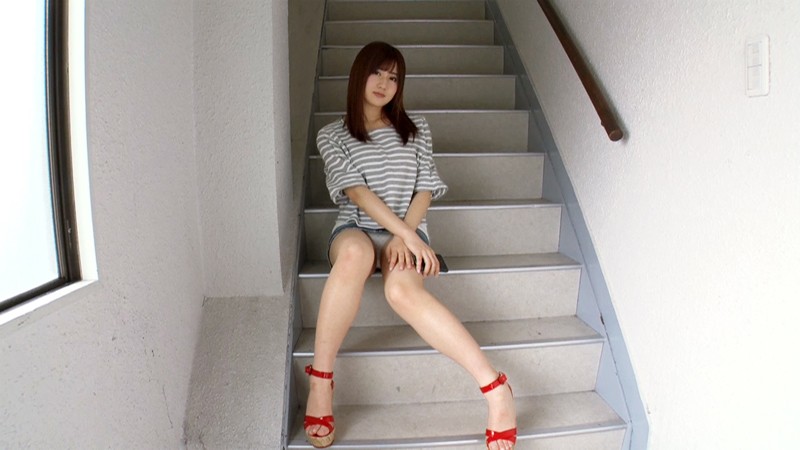 ＜チラリ＞ すらり脚のデニスカぱんちら 『FANZA』