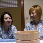 ＜チラリ＞ 友達同士で温泉に来た若奥様限定企画。風呂桶ひとつでアソコとオッパイ隠して、男湯に入ってくれたら賞金プレゼント！ 『FANZA』