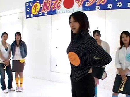 ＜チラリ＞ AV業界で働く美人さん対抗 生脱衣サッカー 『FANZA』