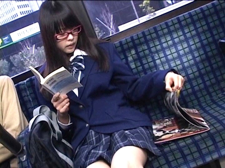 ＜チラリ＞ 路線バスで読み捨てられたエロ本をパンツ濡らしながら覗き見す...