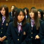 ＜チラリ＞ ひざ下パンツの女子校生 『FANZA』