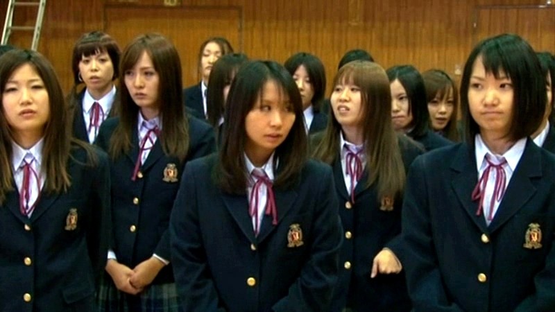 ＜チラリ＞ ひざ下パンツの女子校生 『FANZA』