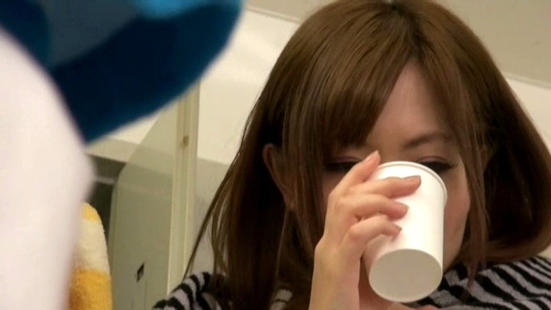 ＜チラリ＞ 部活終わりのブルマ女子校生に超秘伝エスニック系媚薬入りドリ...