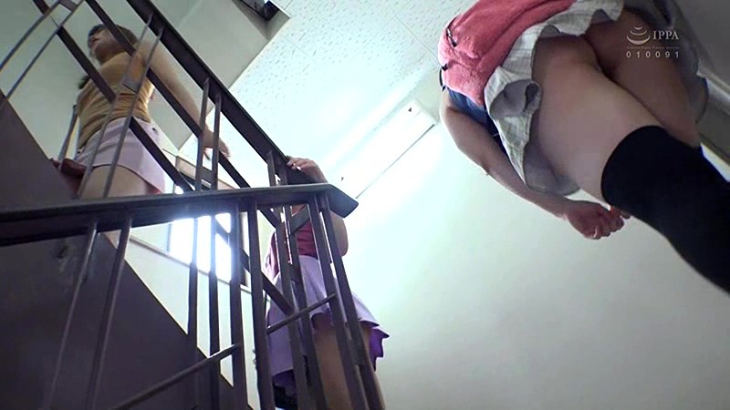 ＜チラリ＞ 幼なじみの近所のお姉ちゃん達のデカく成長した尻がミニスカか...