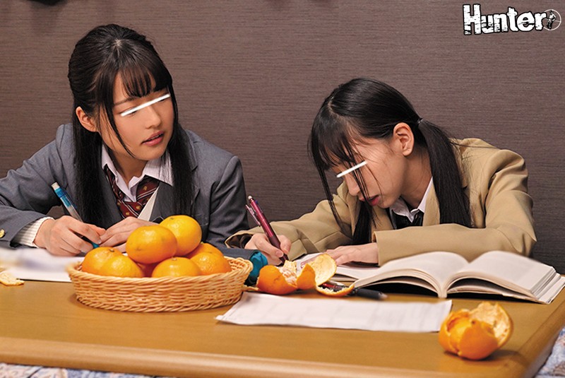 ＜チラリ＞ コタツの中はパンチラ天国！綿パンチラし放題！パンツが食い込...