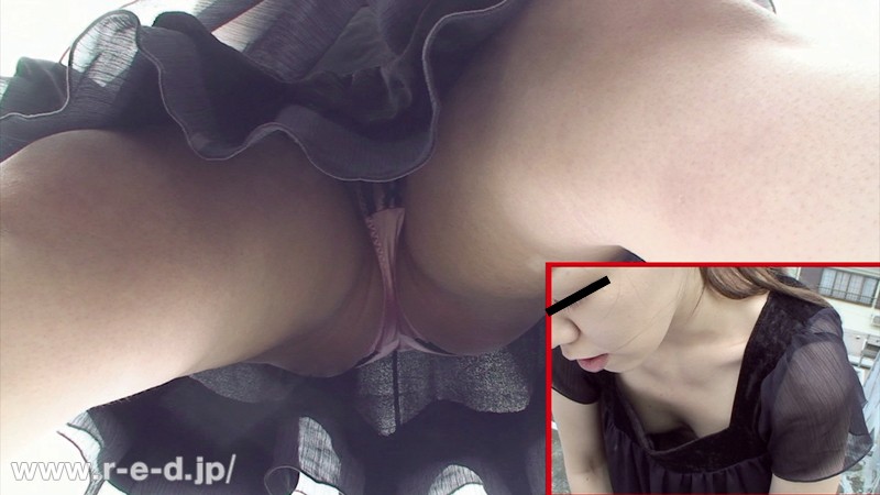 ＜チラリ＞ ターゲットは親切な奥さんたち！ 嘘アンケートで人妻たちの胸...