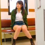 ＜チラリ＞ コートの下にはミニスカのパンチラが隠れている 『FANZA』