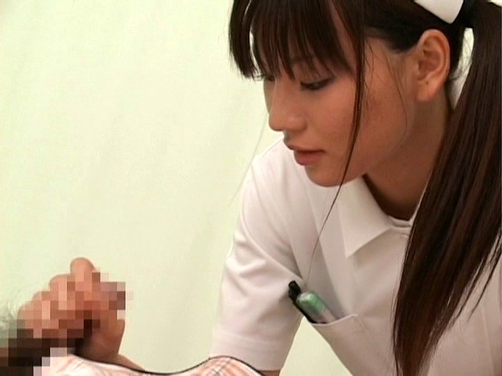 ＜チラリ＞ 「欲求不満の看護師が仕事中にしかけるパンチラで勃起したらヤ...