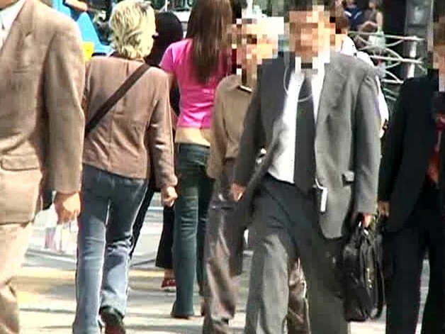 ＜チラリ＞ 半尻露出 『FANZA』