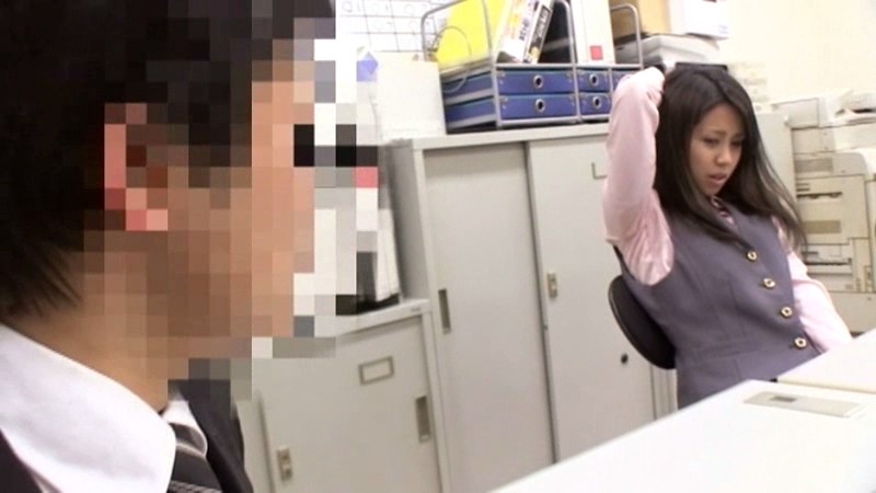 ＜チラリ＞ 同じ会社で働く女子社員の脇の下が気になってすごくムラムラし...