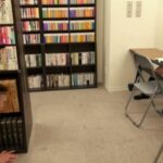 ＜チラリ＞ 図書室にいる真面目そうな女子校生のスカートの中が見えていて 『FANZA』