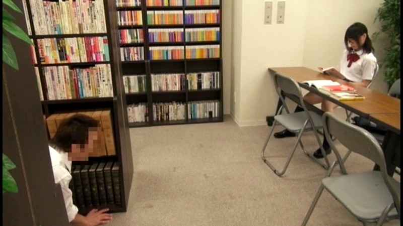 ＜チラリ＞ 図書室にいる真面目そうな女子校生のスカートの中が見えていて...
